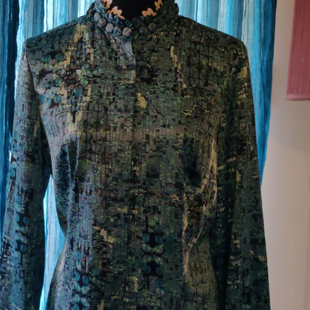 Feminine washable polyester blouse that can be dre